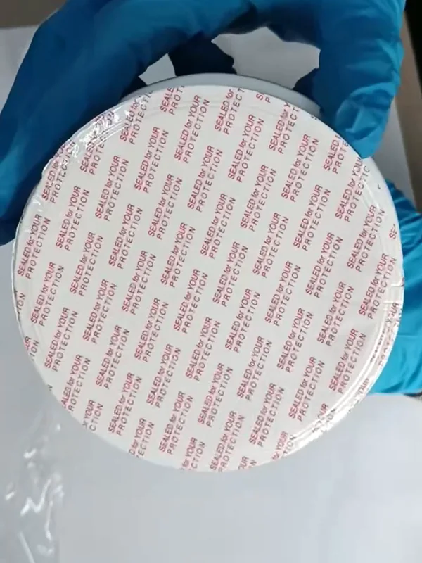 Echtes Foto: die PetForma-Dose ohne Deckel von oben, die Öffnung noch mit Folie versiegelt