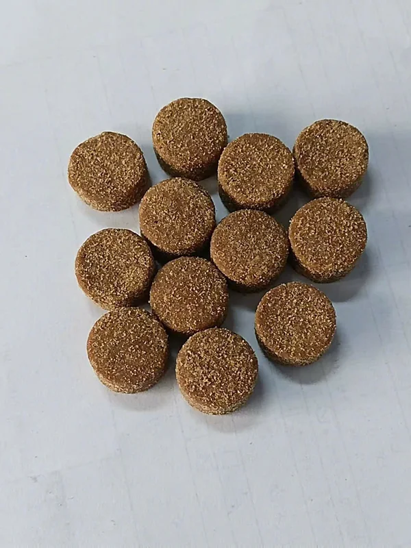 Echtes Foto: runde, gesprenkelte Chews auf einer weißen Fläche